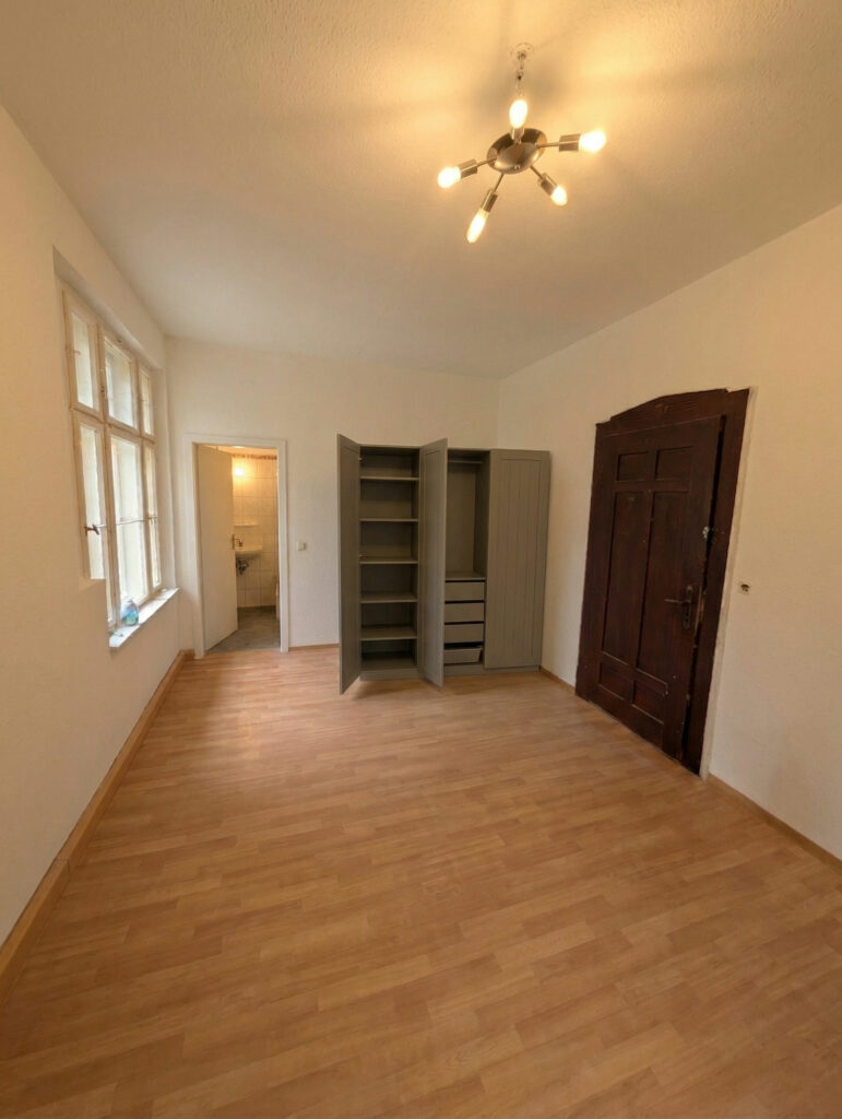 Leeres Zimmer mit Schrank 